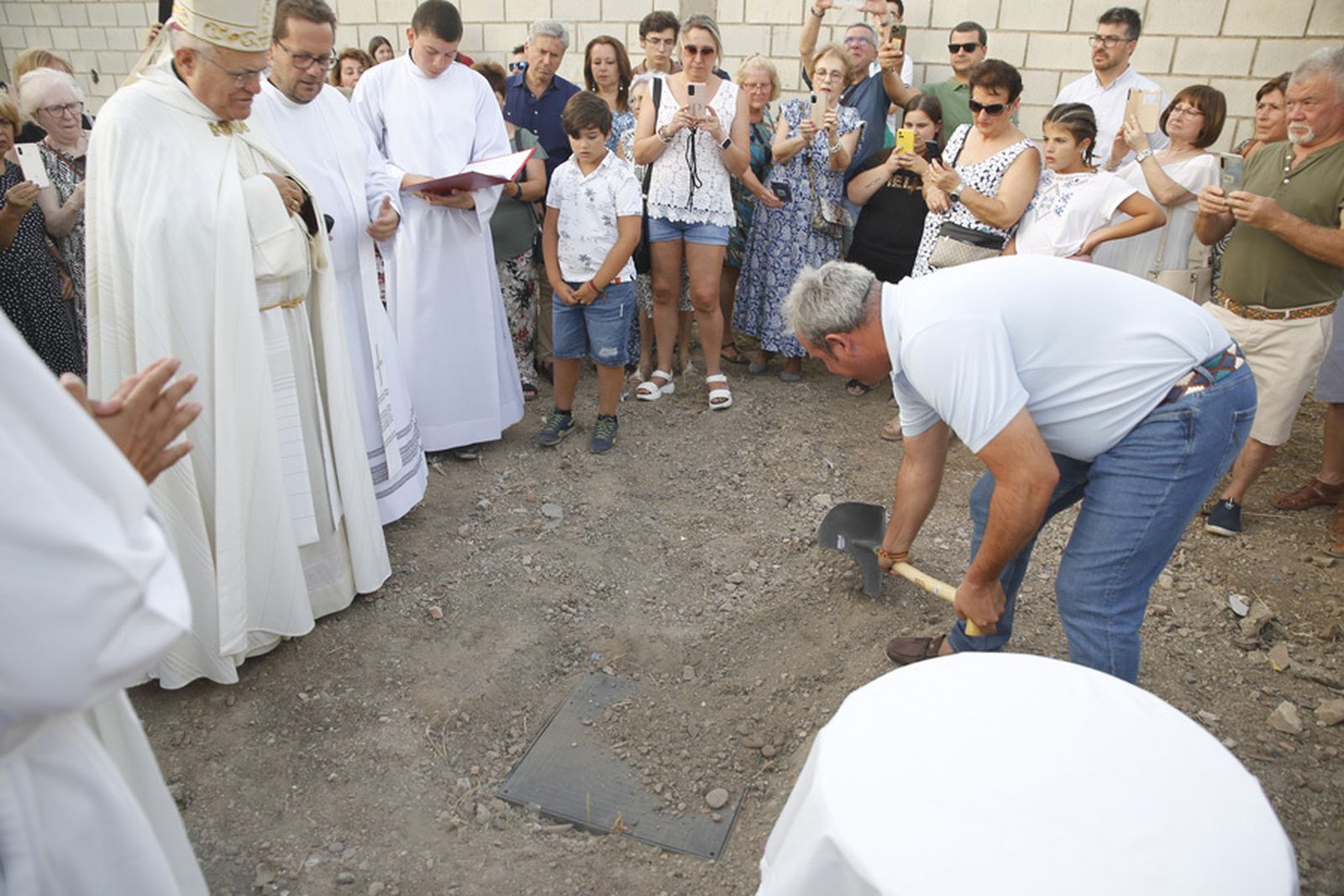 El obispo, en la colocación de la primera piedra de la iglesia de Majaneque.