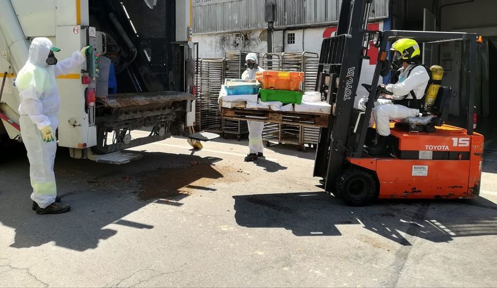 Una imagen de la retirada del pescado y marisco de una nave abandonada en el P.I. Bertola