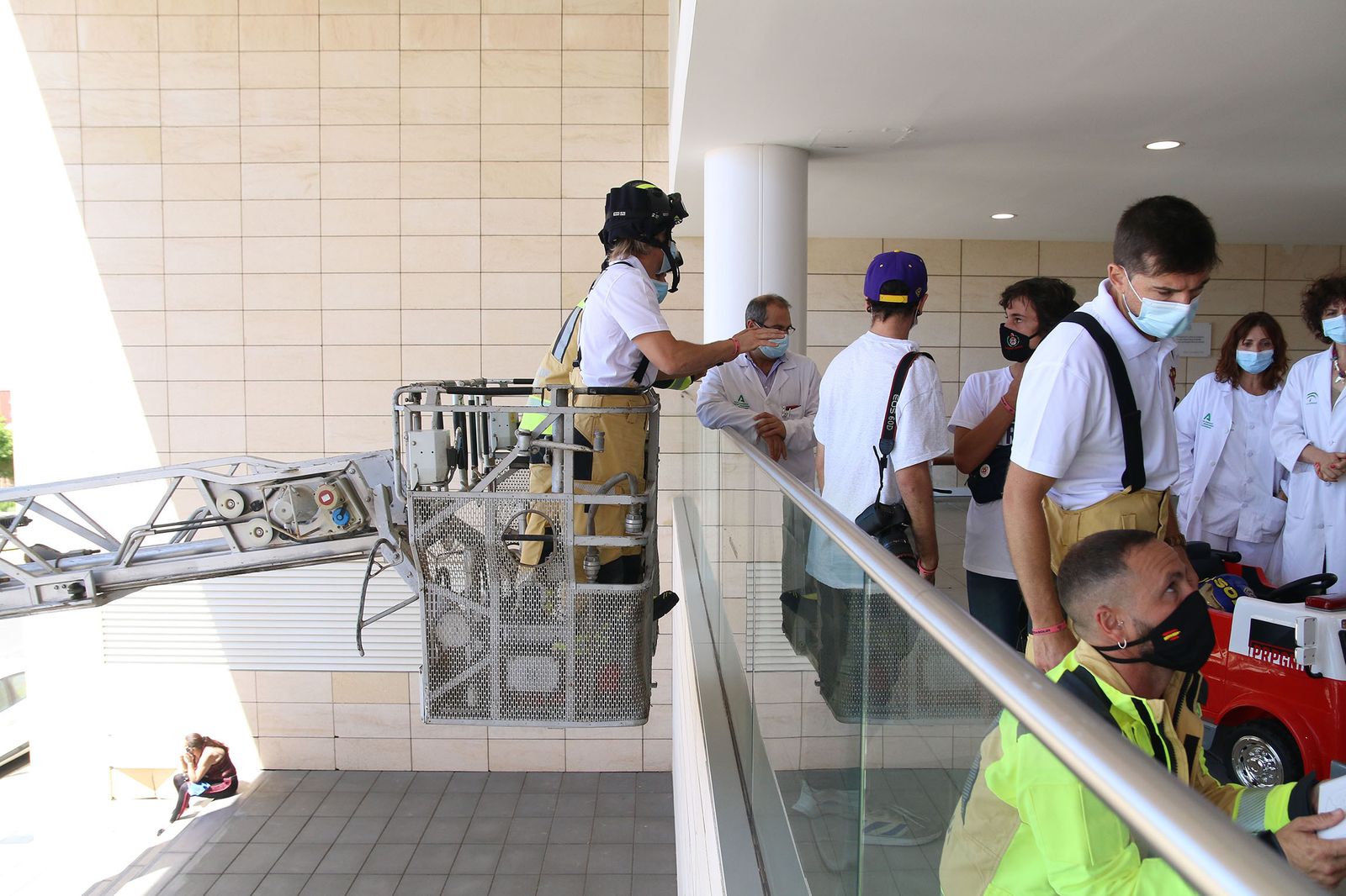 Fotogalería los bomberos de Almería regalan un cochecito eléctrico y camisetas a los niños hospitalizados de Torrecárdenas