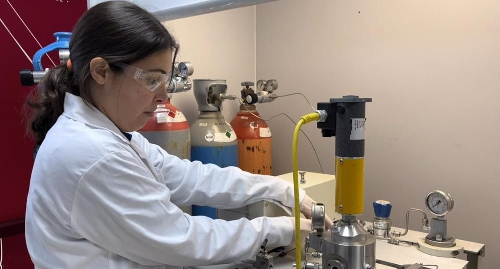 Una investigadora en un laboratorio de la UHU