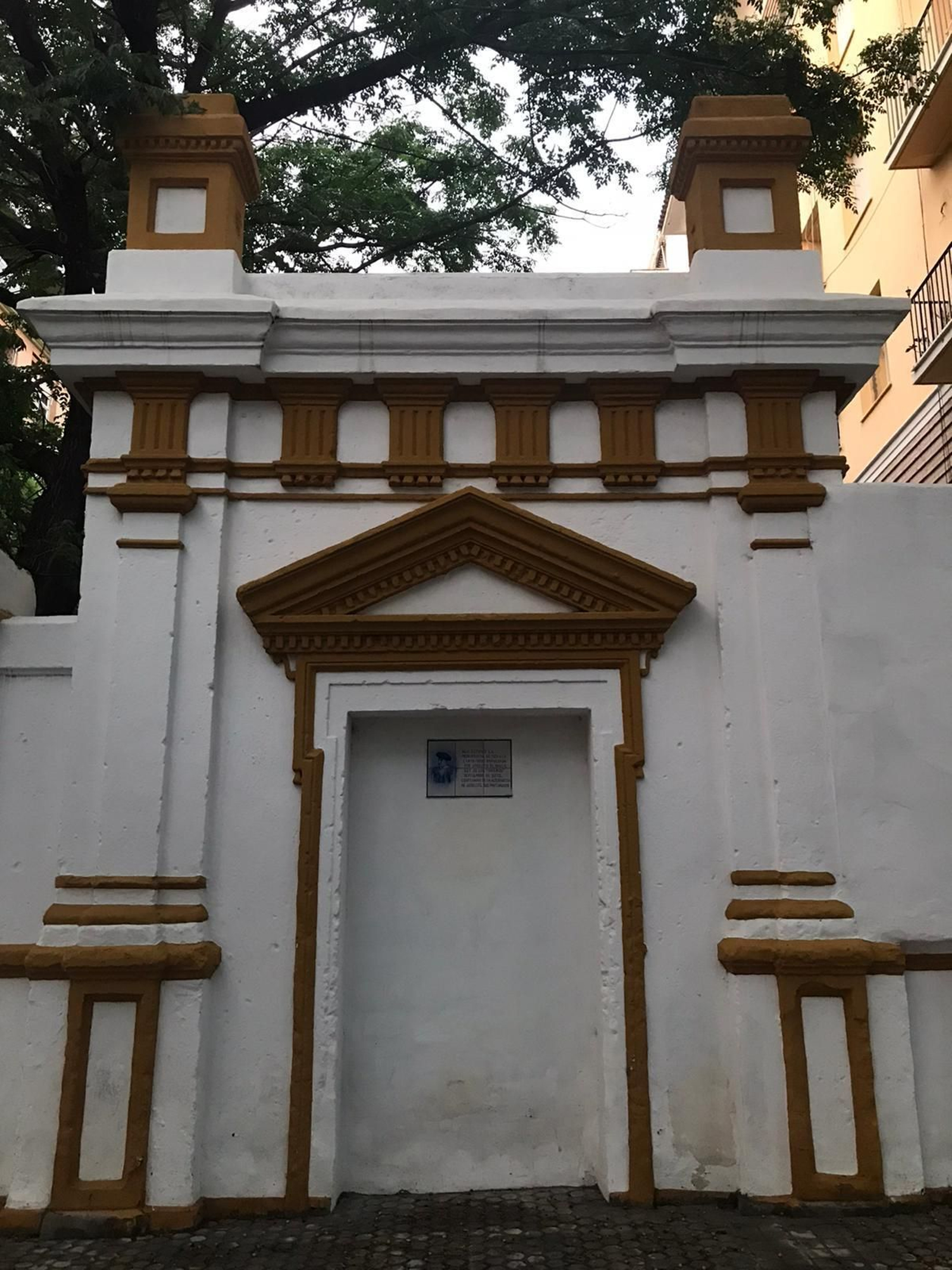 Los restos de La Monumental en la calle Eduardo Dato.