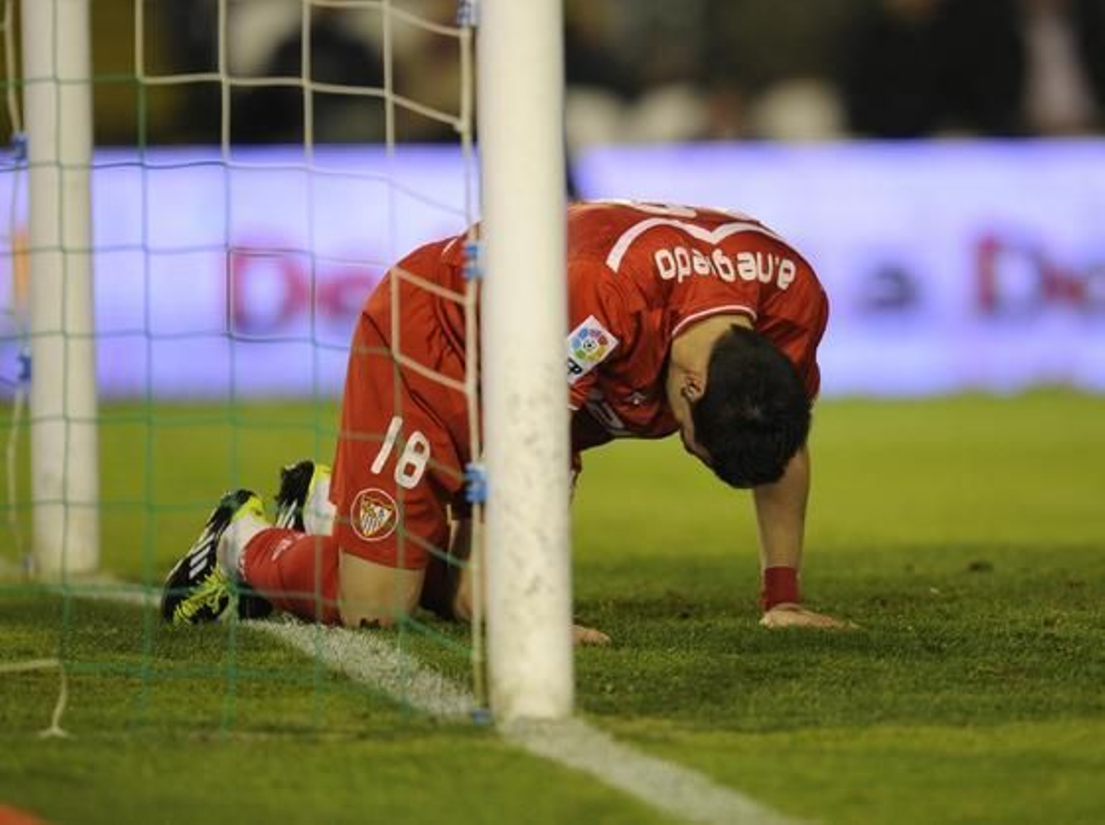El Sevilla pierde un punto en el descuento frente al Racing (3-2). / Félix Ordóñez