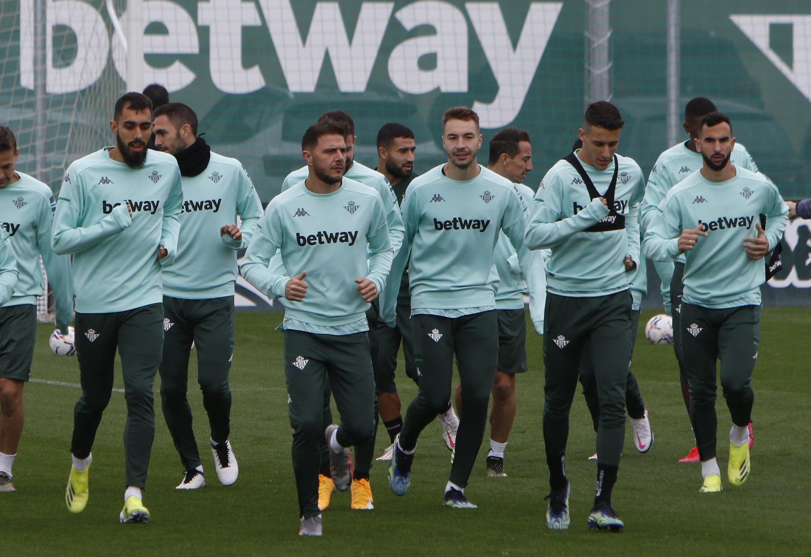Joaquín encabeza el grupo en el inicio del entrenamiento matinal de ayer en la ciudad deportiva del conjunto verdiblanco.