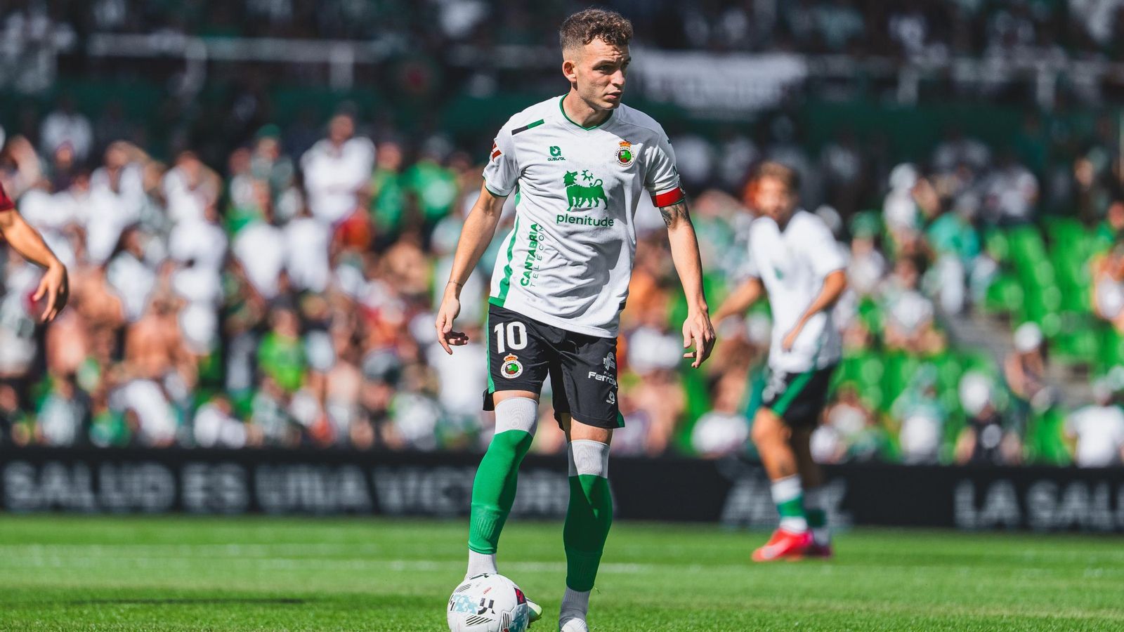 Íñigo Vicente conduce el balón en un partido del Racing de Santander.