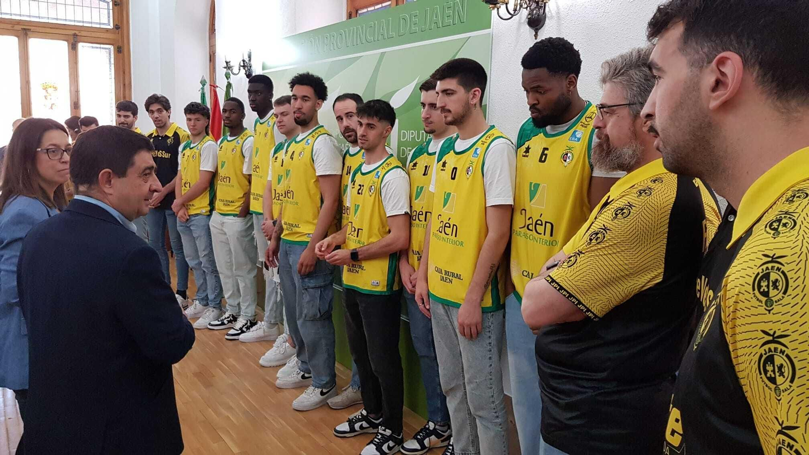 Francisco Reyes y África Colomo, durante la recepción al Jaén FS Baloncesto.