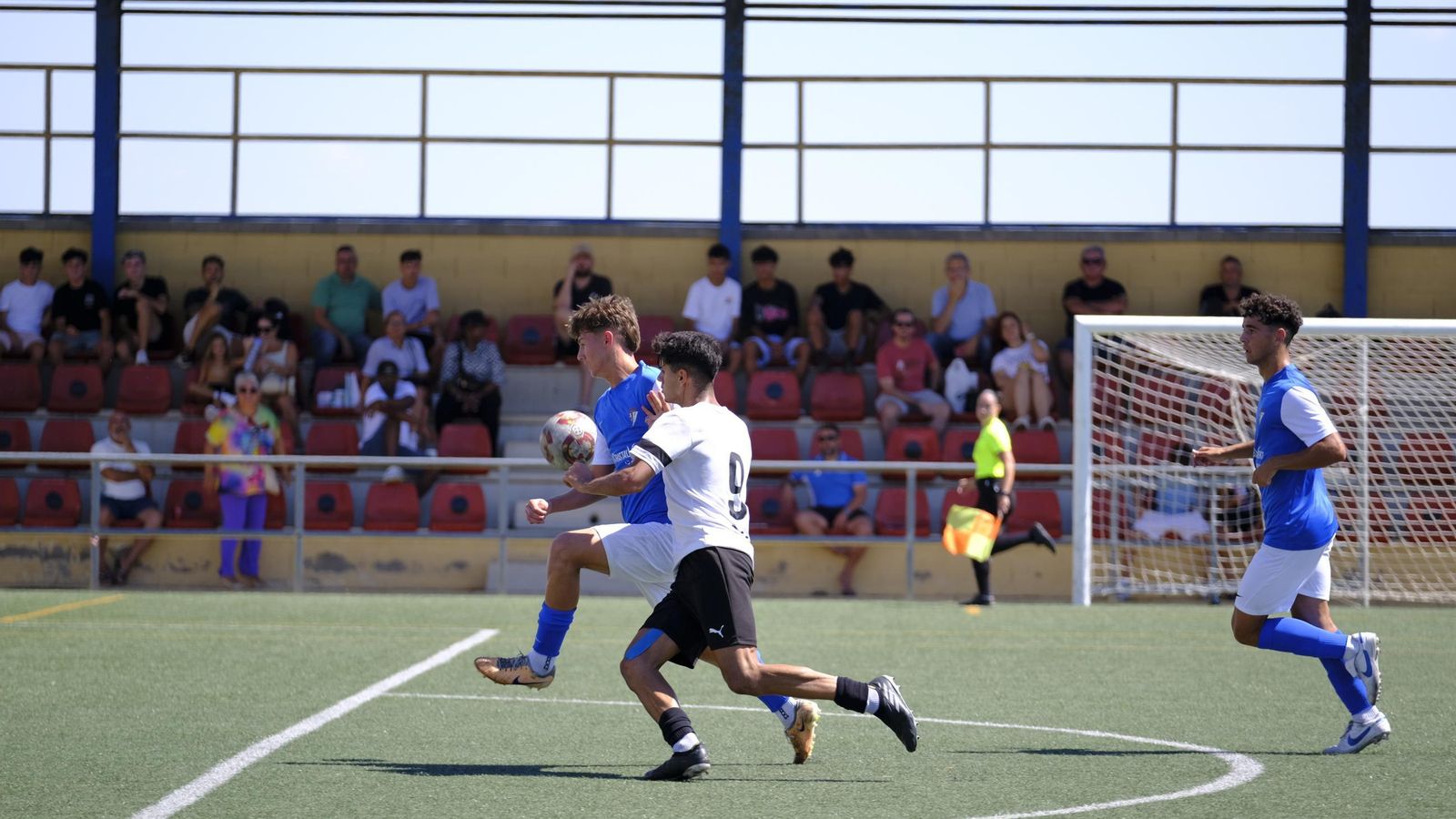 Salvador Fillouche, máximo goleador de los almerienses, pugna por un balón con un rival en un encuentro en casa de este curso.