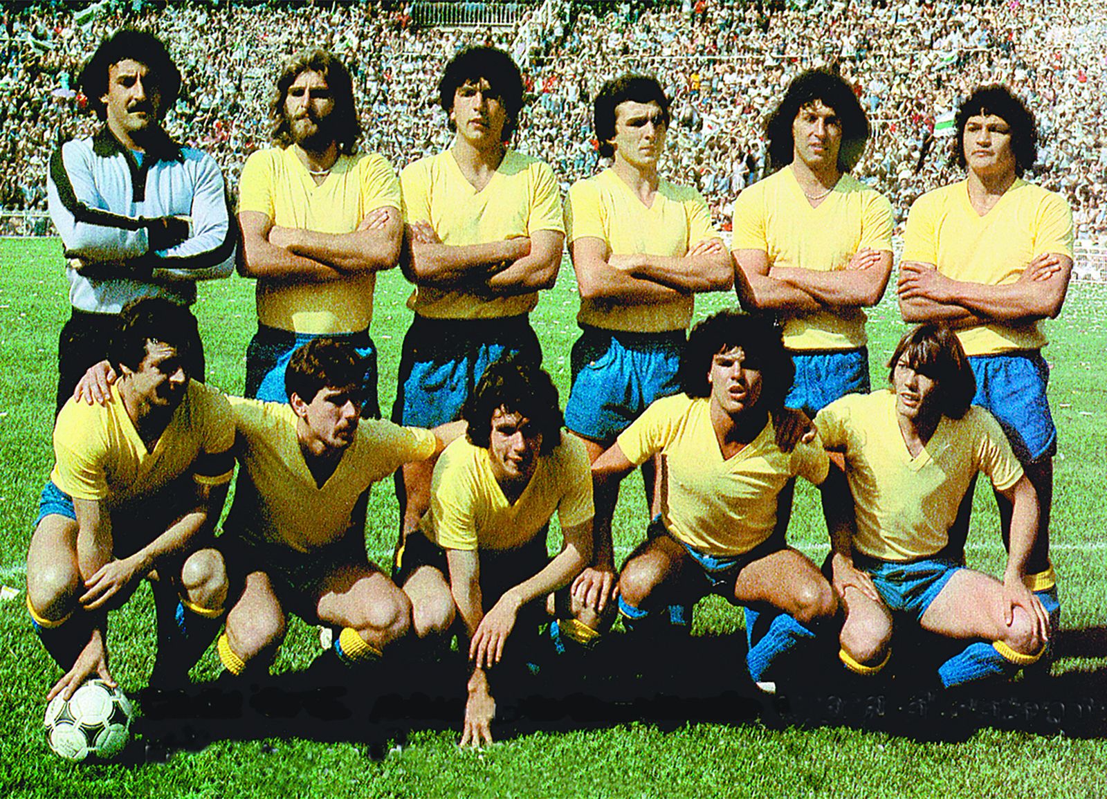 Los héroes de 1981 posan antes de empezar un Elche-Cádiz inolvidable.