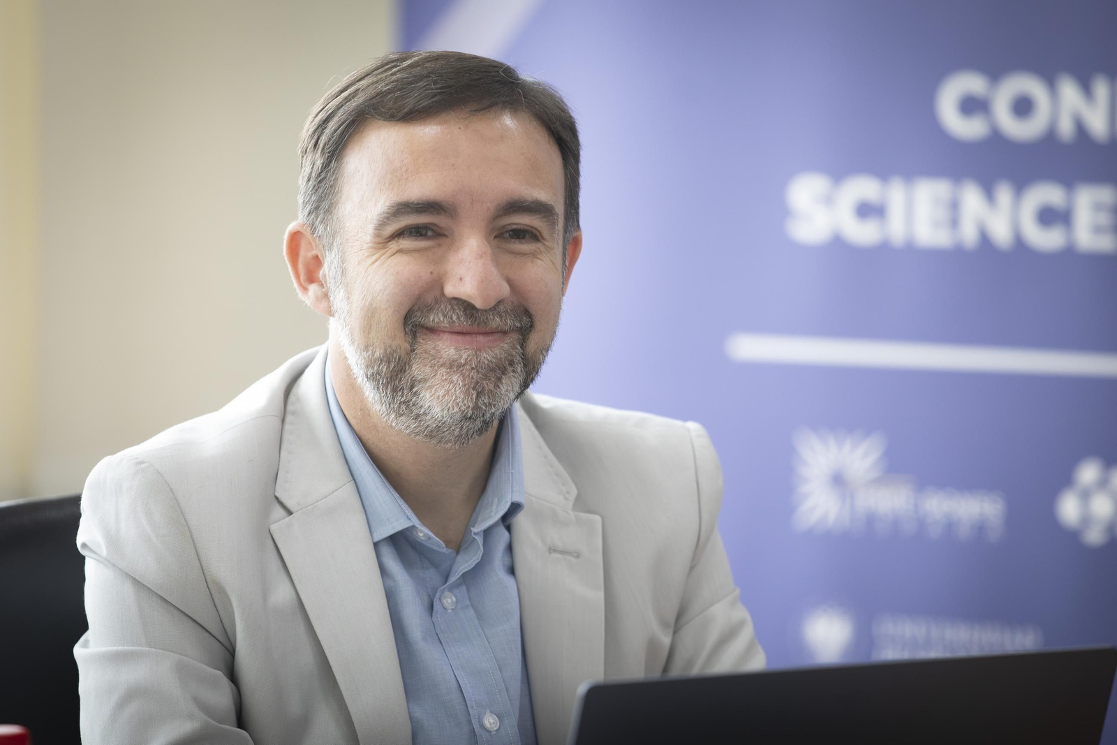 Roberto Álvarez de Cámara de Comercio-Industry Office.