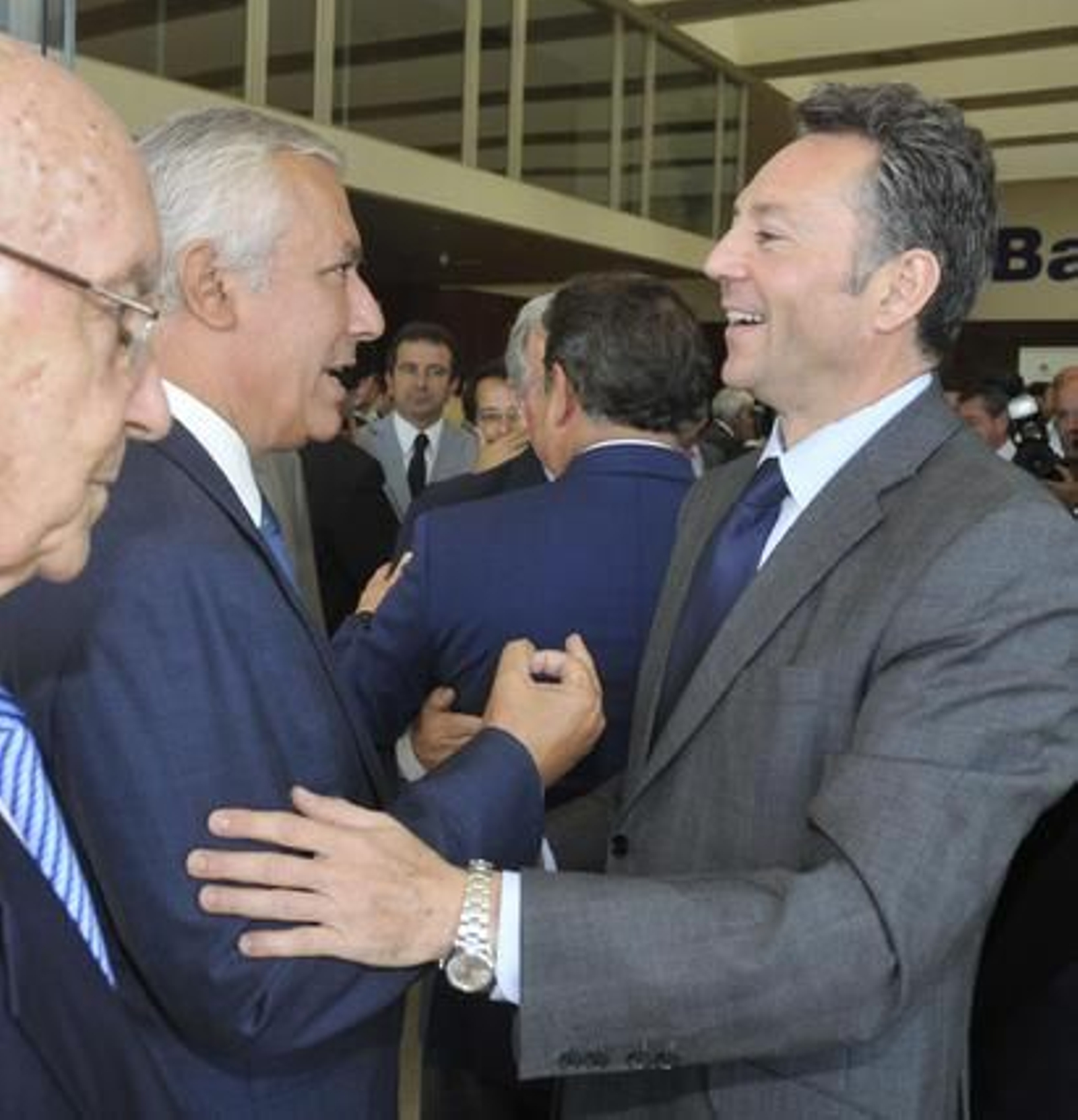 Javier Arenas saluda a José Joly, presidente del Grupo Joly, en presencia de Manuel Clavero, presidente del Consejo Editorial del Grupo Joly.

Foto: J.C.Vázquez/V.Hidalgo/M.Gómez