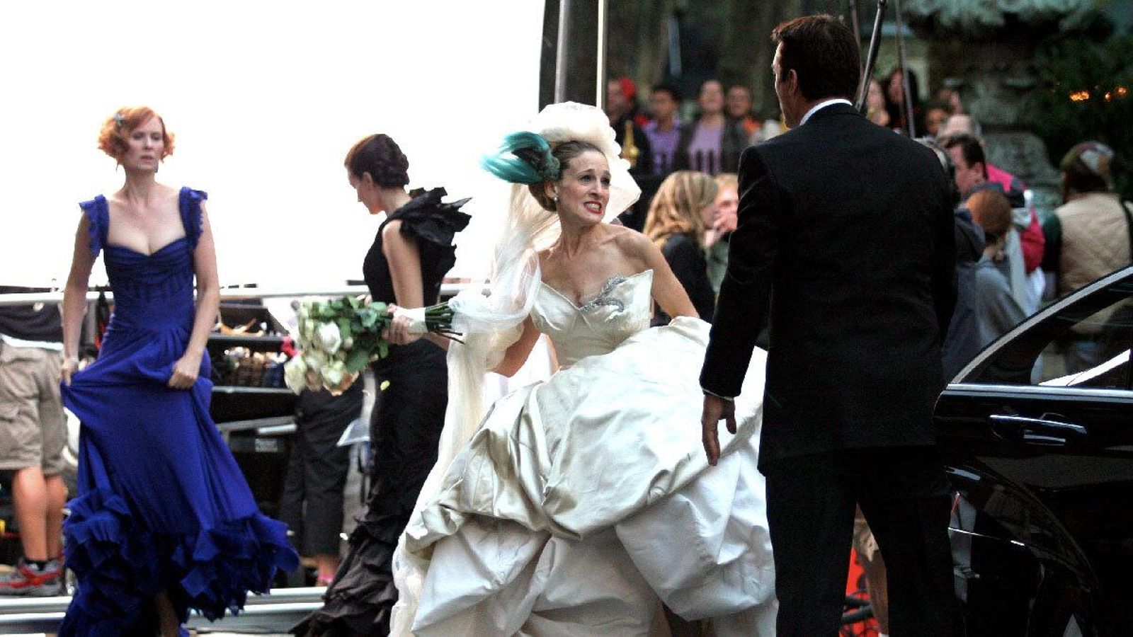 Carrie Bradshaw atiza con el ramo nupcial de rosas a su amor, Mr. Big, que se planta a ir a su enlace