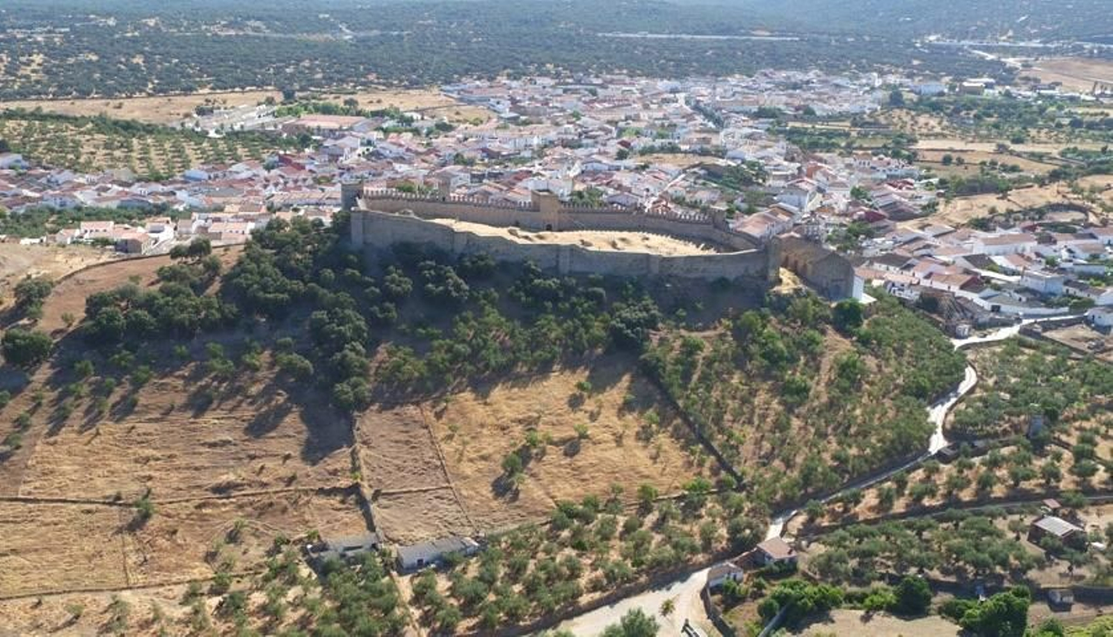 Durante el siglo XIX y principios del XX, este castillo se convirtió en Cementerio Municipal