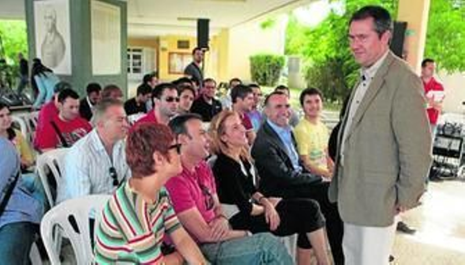 Juan Espadas bromea con los fotógrafos minutos antes de someterse a las preguntas en el patio del Rectorado de la Olavide.