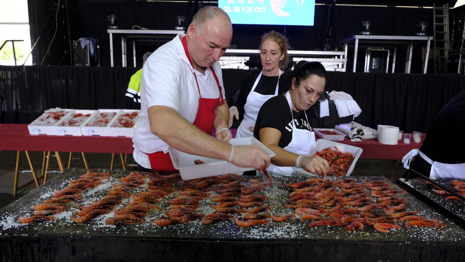 Gamba roja cocinada en la plancha durante el festival.