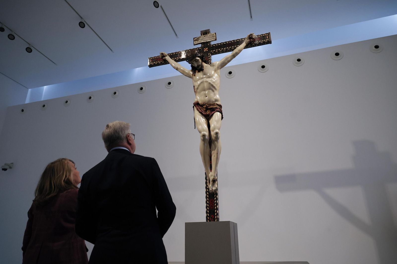 Imágenes de la presentación de la restauración del Cristo de la Misericordia de Granada.