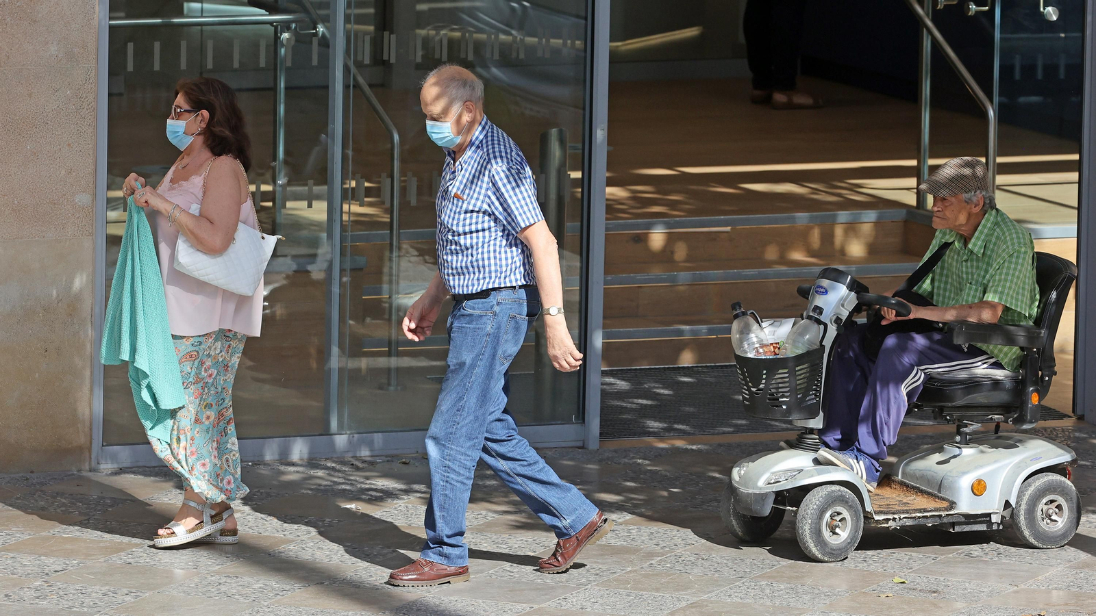Los jerezanos rescatan la mascarilla ante la proliferación de casos de covid pese a la retirada de su uso obligatorio