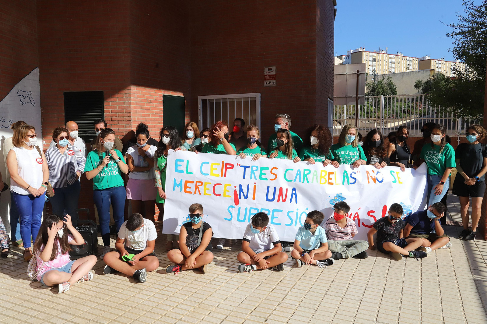 Imágenes de la concentración de profesores, padres y alumnos del Colegio Tres Carabelas