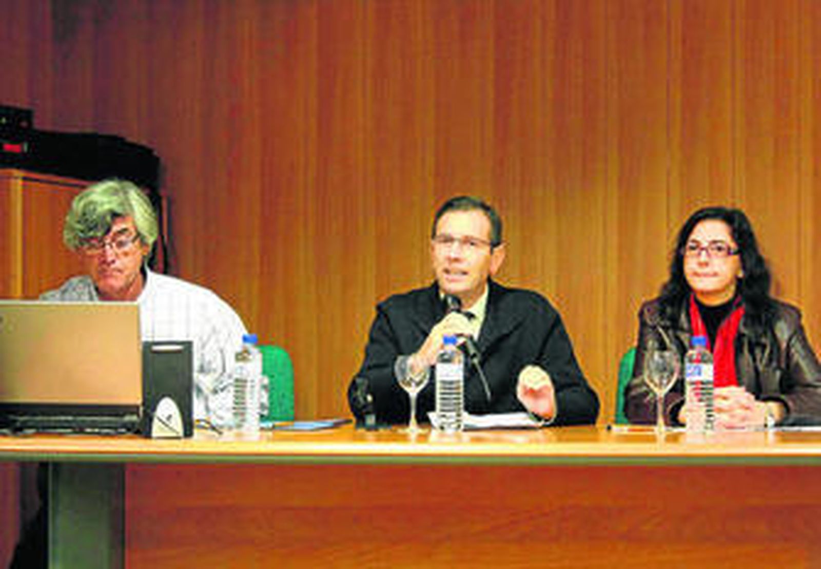 Jesús Dávila, Francisco Trujillo y María Remedios Moreno, en la apertura del seminario.