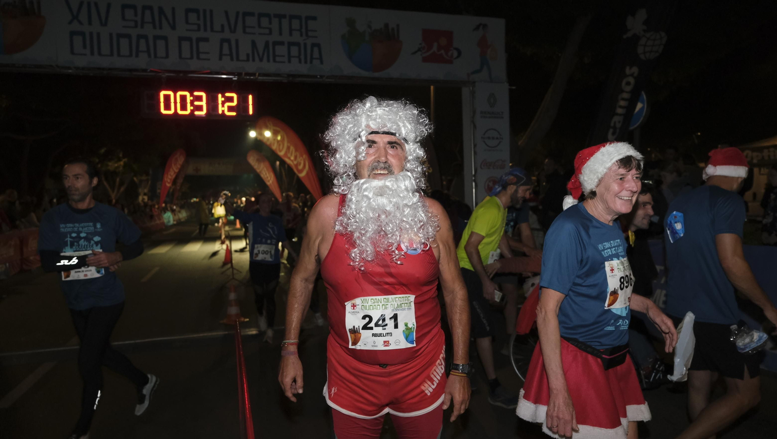 Imágenes de la XIV edición de la San Silvestre de Almería