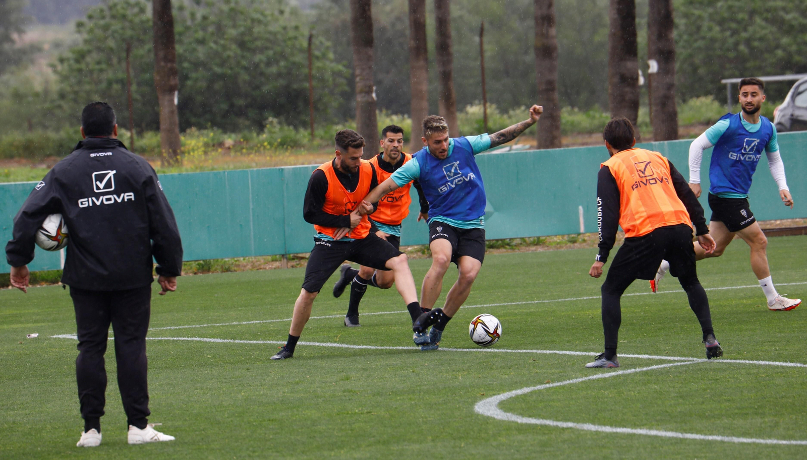 Casas protege el balón ante José Cruz, en el entrenamiento del Córdoba CF en este Martes Santo.