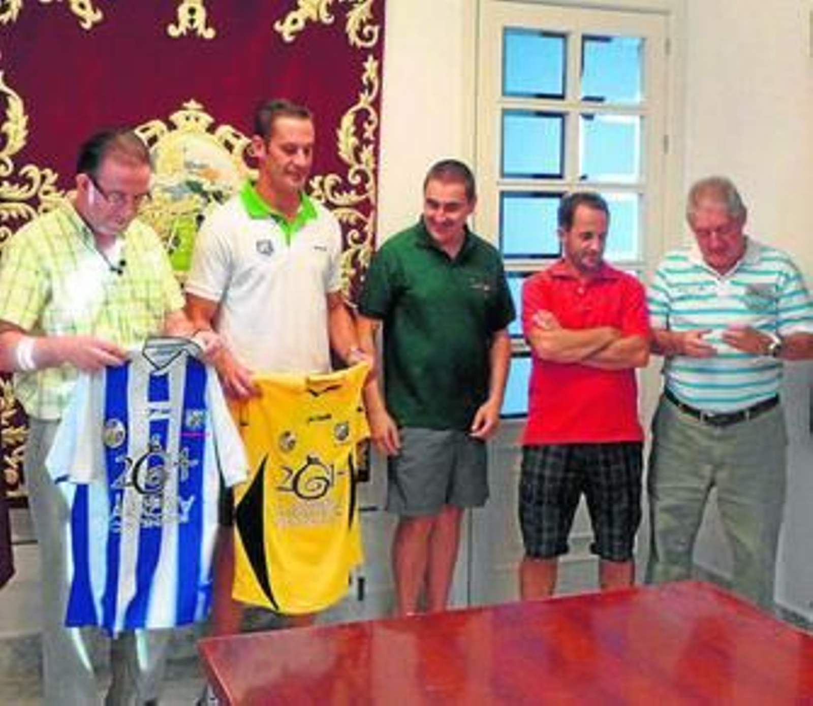 El alcalde y directivos de la AD Aracena, en la presentación oficial.