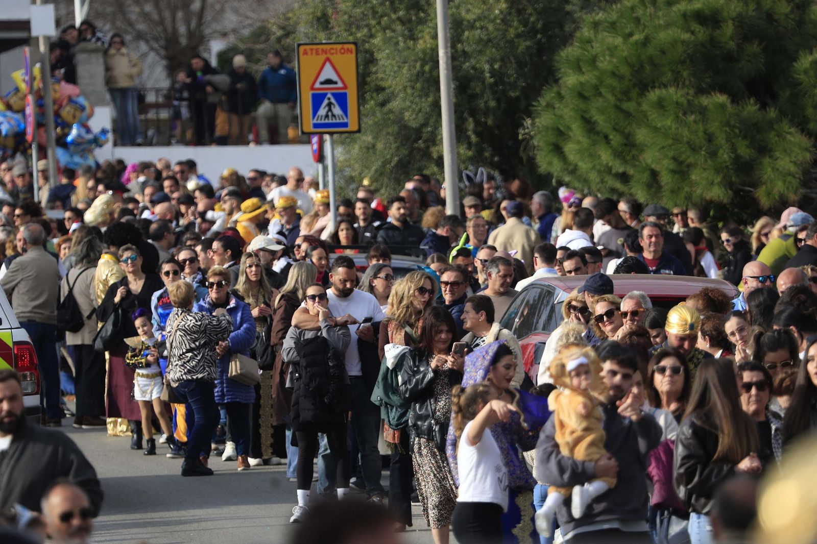 Búscate en las fotos del pasacalles del Carnaval de Tarifa 2026