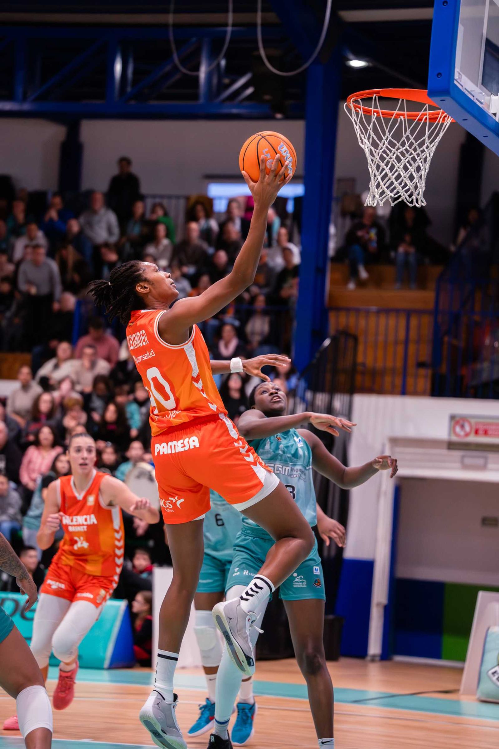 Apoteosis en Estepona; cae el campeón Valencia (67-66)