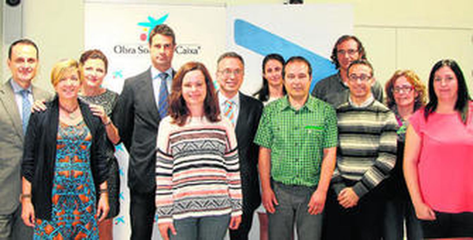 Foto de 'familia' de representantes de Tecnova, La Caixa e Innova, tras el acto de firma del convenio entre las tres instituciones.