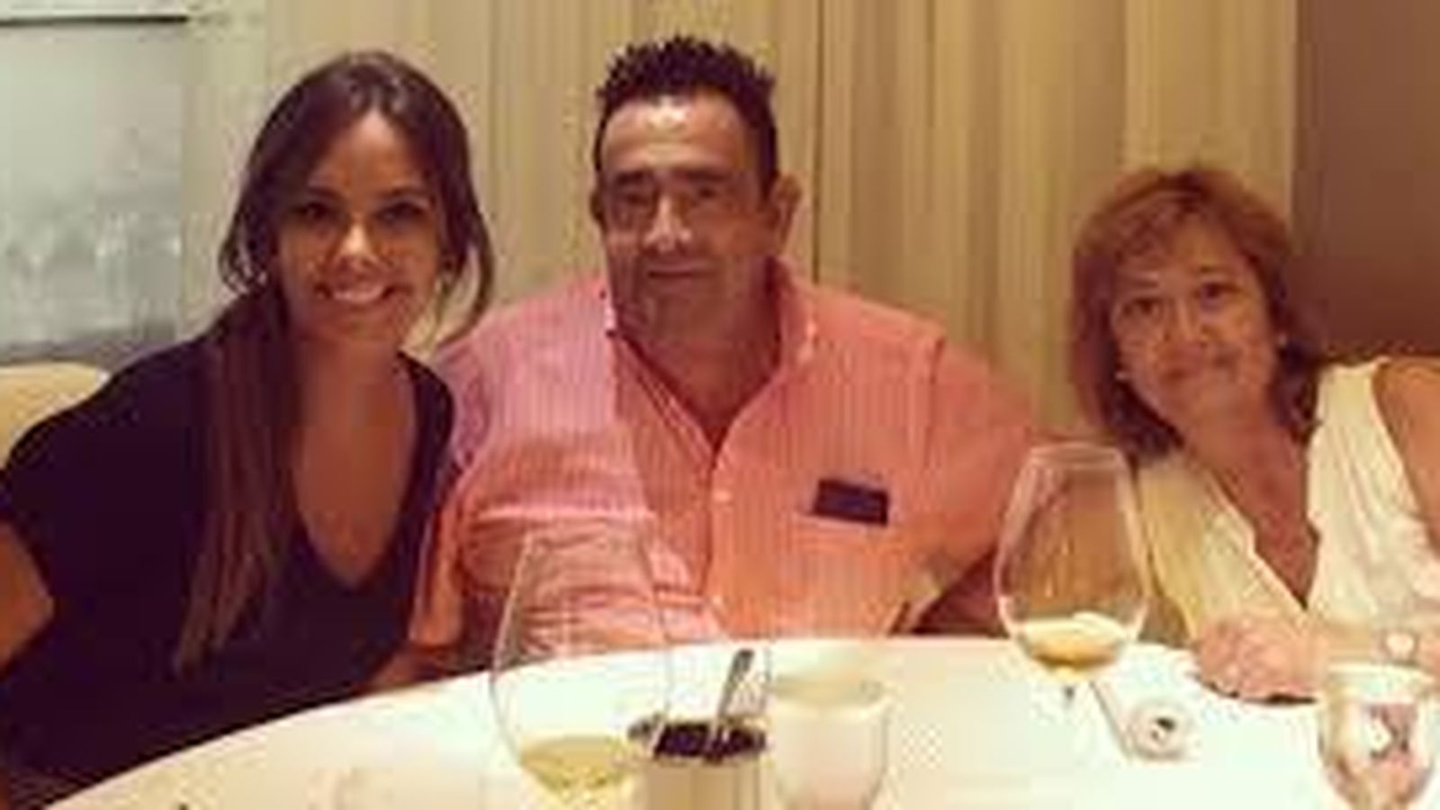 Con sus padres, en una foto de sus redes.