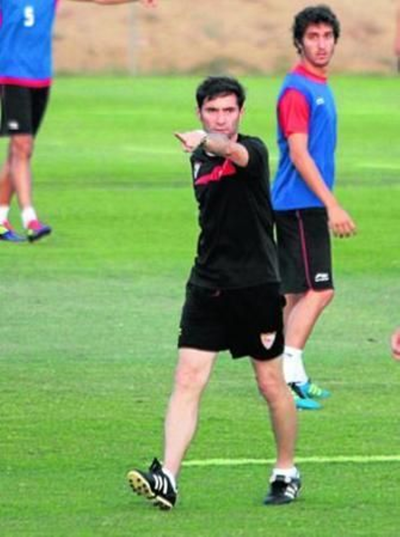 Marcelino da una orden ante Campaña en la sesión de ayer.