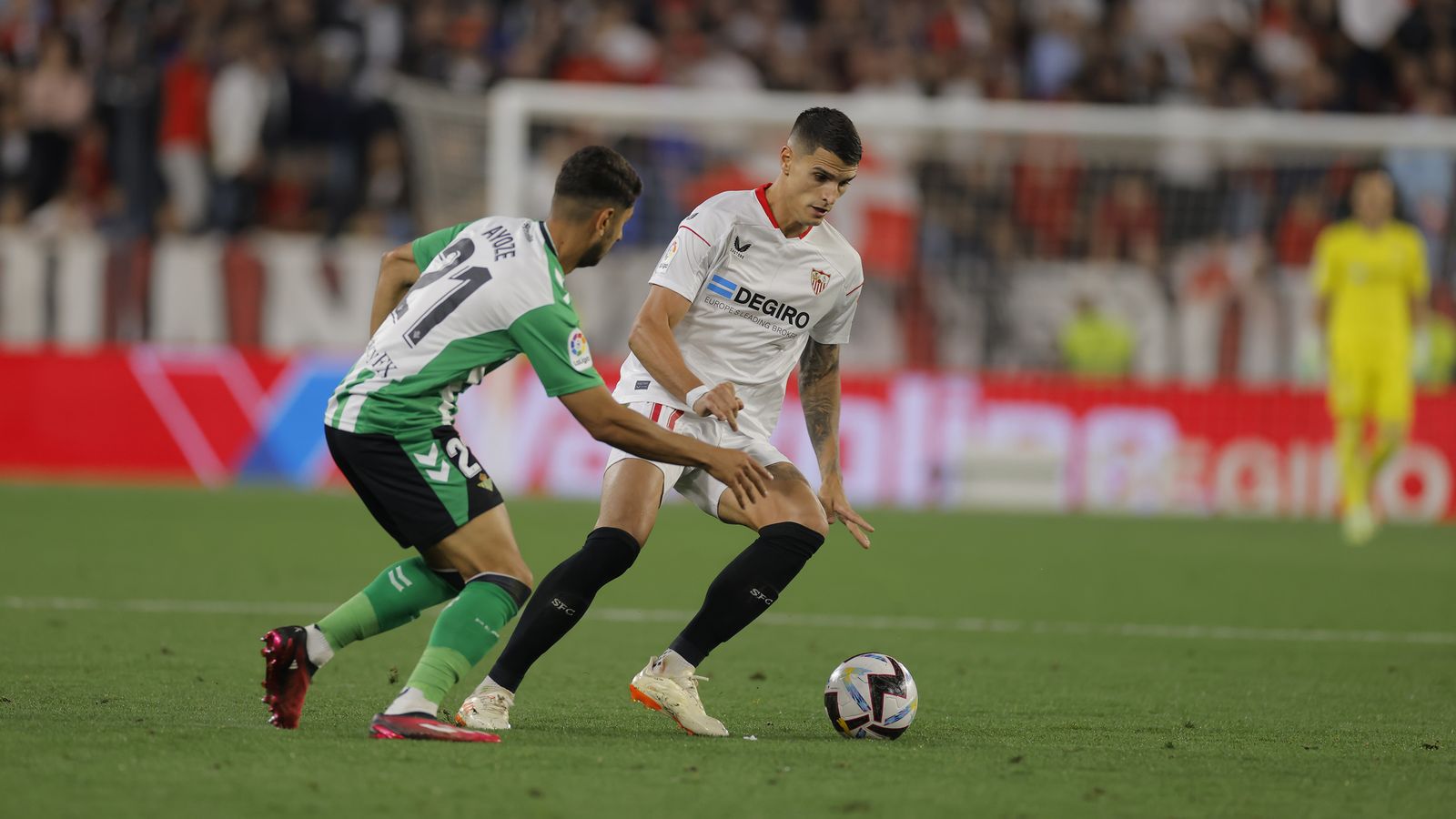 Lamela encara a Ayoze.