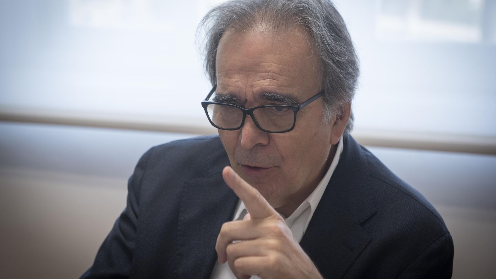 El ministro Subirast señala con el dedo.