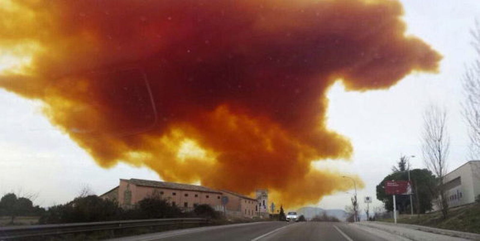 La explosión en una planta química de Igualada obliga a confinar a varios municipios