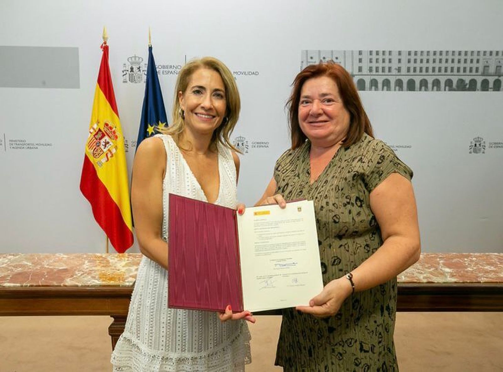 La ministra de Transportes, Movilidad y Agenda Urbana, Raquel Sánchez, junto a la teniente de alcalde, Cándida Verdier.