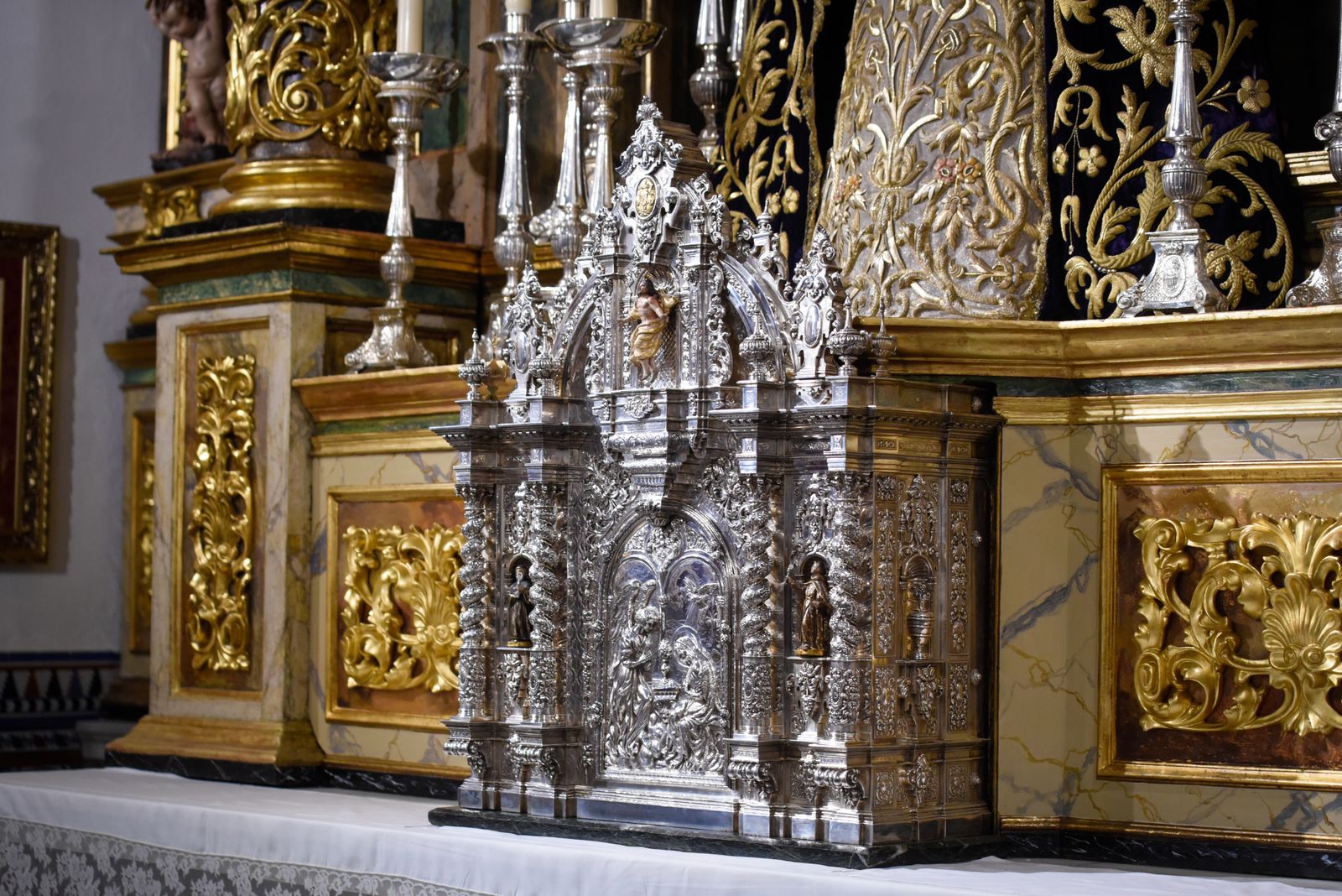 Las imágenes de la restauración del retablo y nueva iluminación de la capilla del Museo