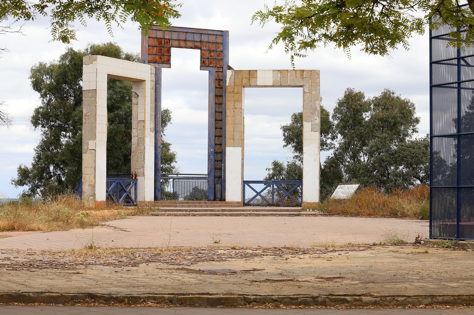 Imágenes de la suciedad, deterioro y abandono de los miradores del Conquero