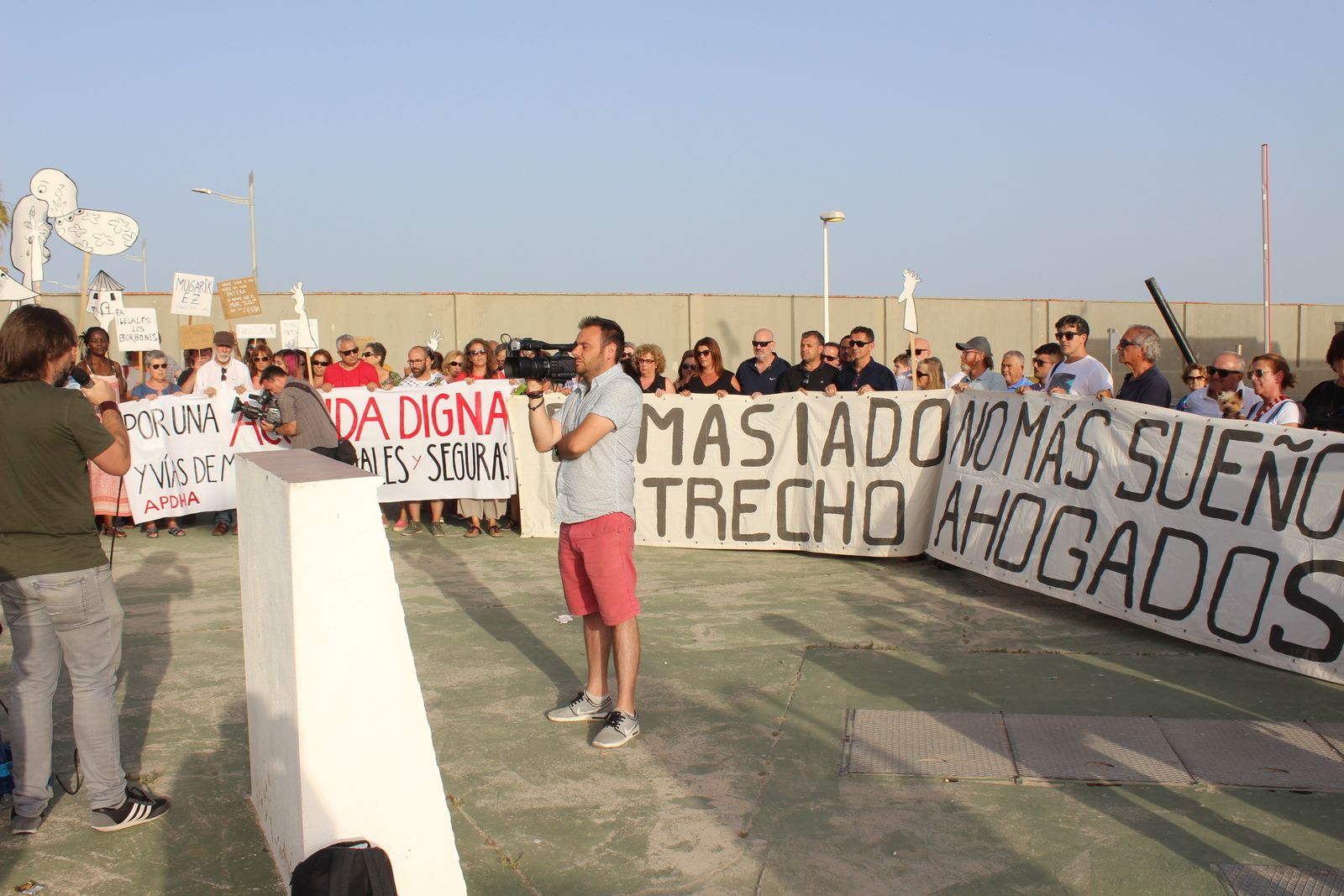 Pro Derechos Humanos de Andalucía (APDHA) organizó ayer una concentración a la entrada del puerto de Barbate.