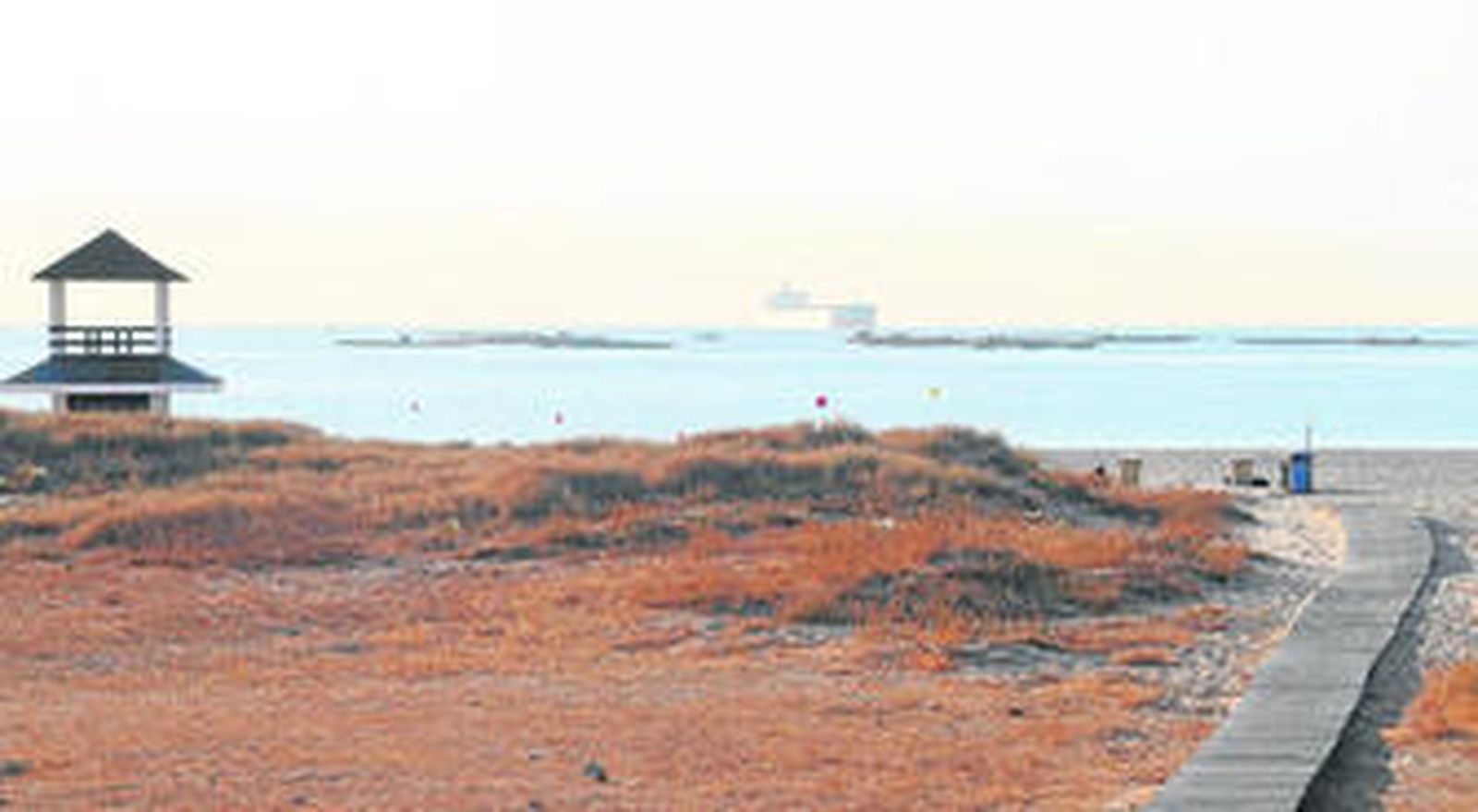 La playa de Getares y el parque de bateas de mejillones al fondo.