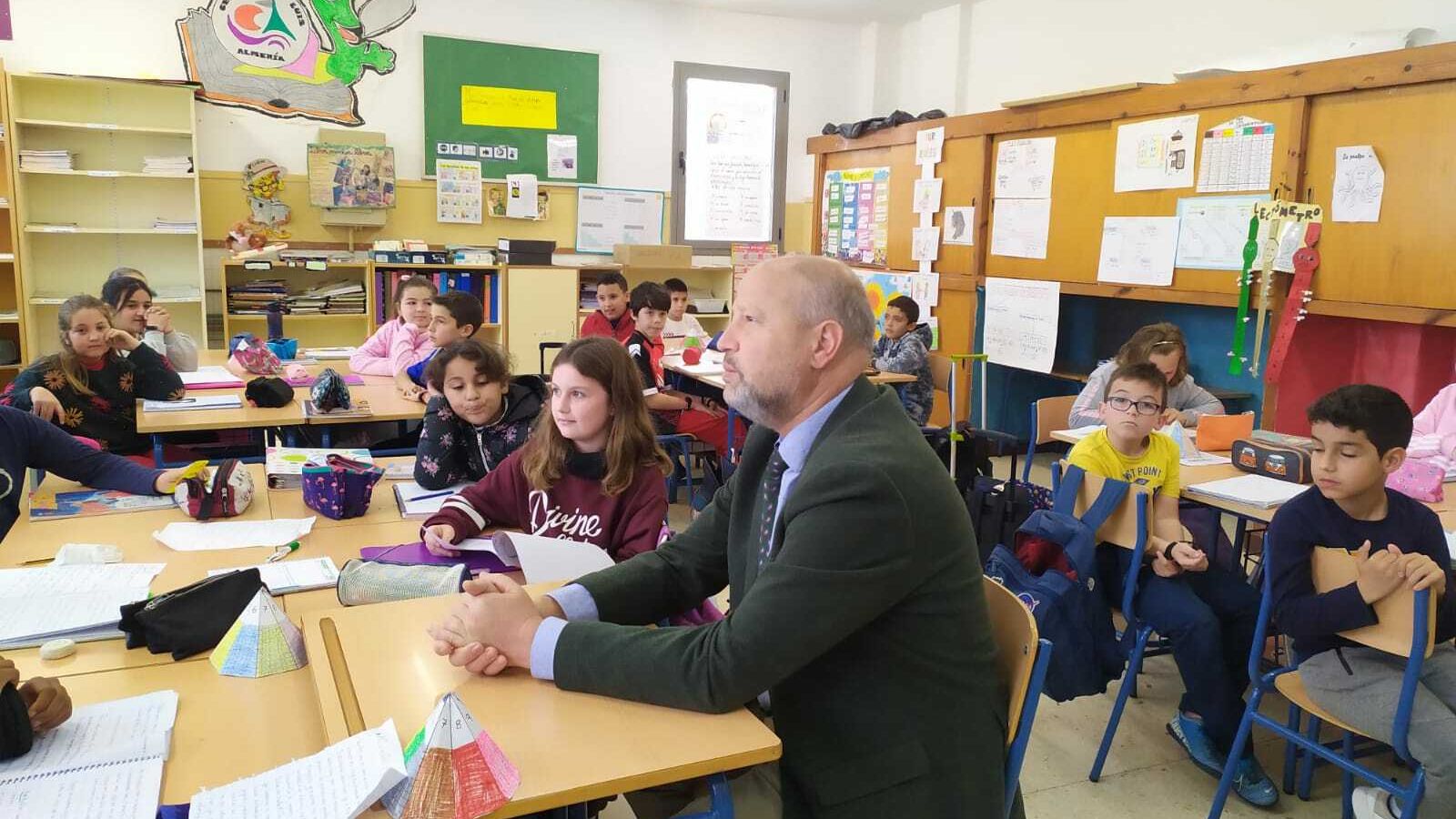 El consejero visita las clases del IES San Luis y conoce a los alumnos y sus inquietudes
