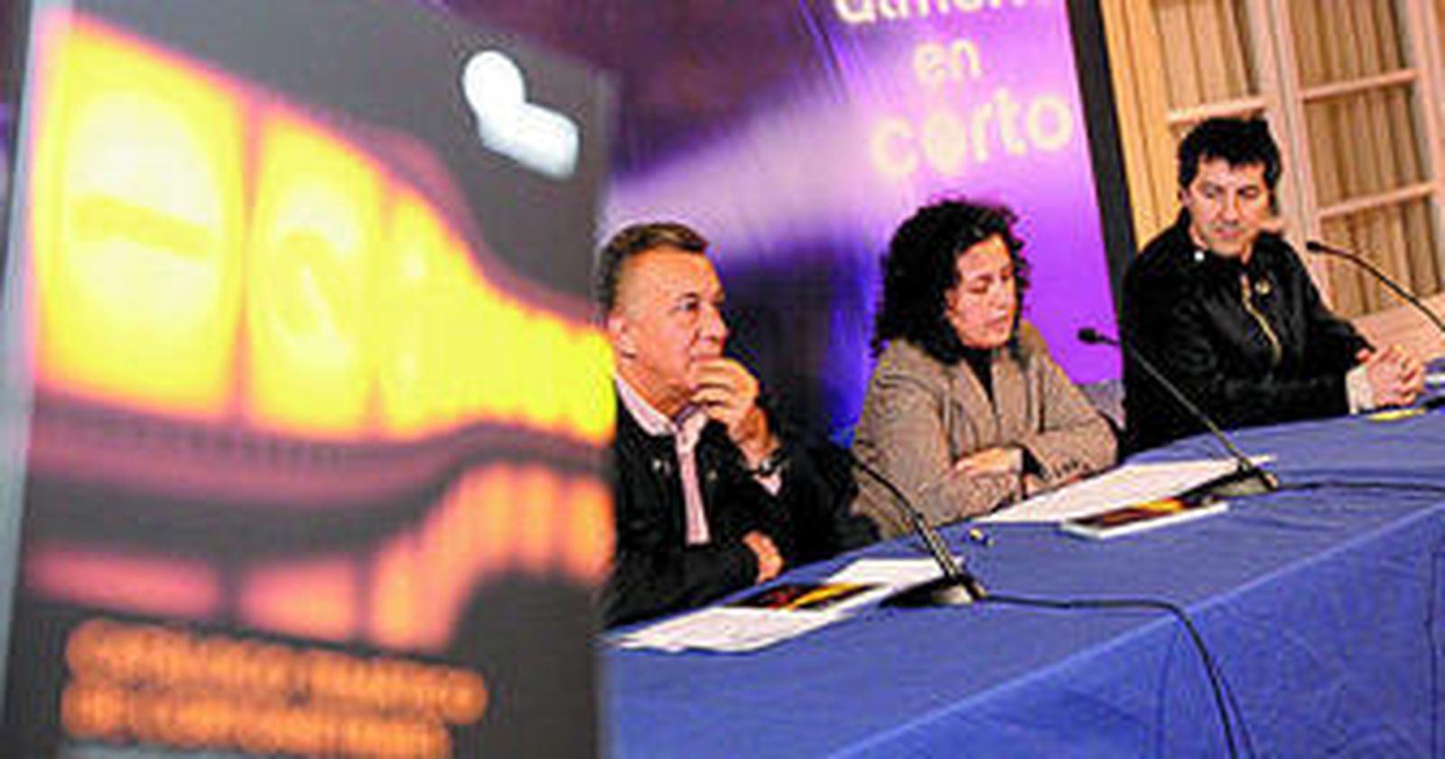 El catálogo temático de cortometrajes que presentaron Ignacio Ortega, Caridad Herrerías y Óscar de Julián, ayer.