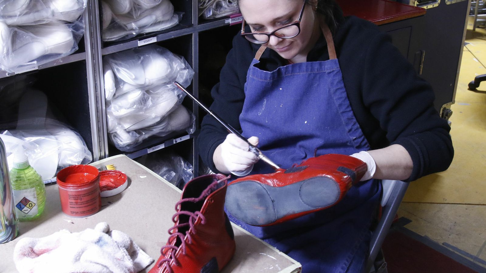 Repasando el calzado en la trastienda del Circo del Sol.