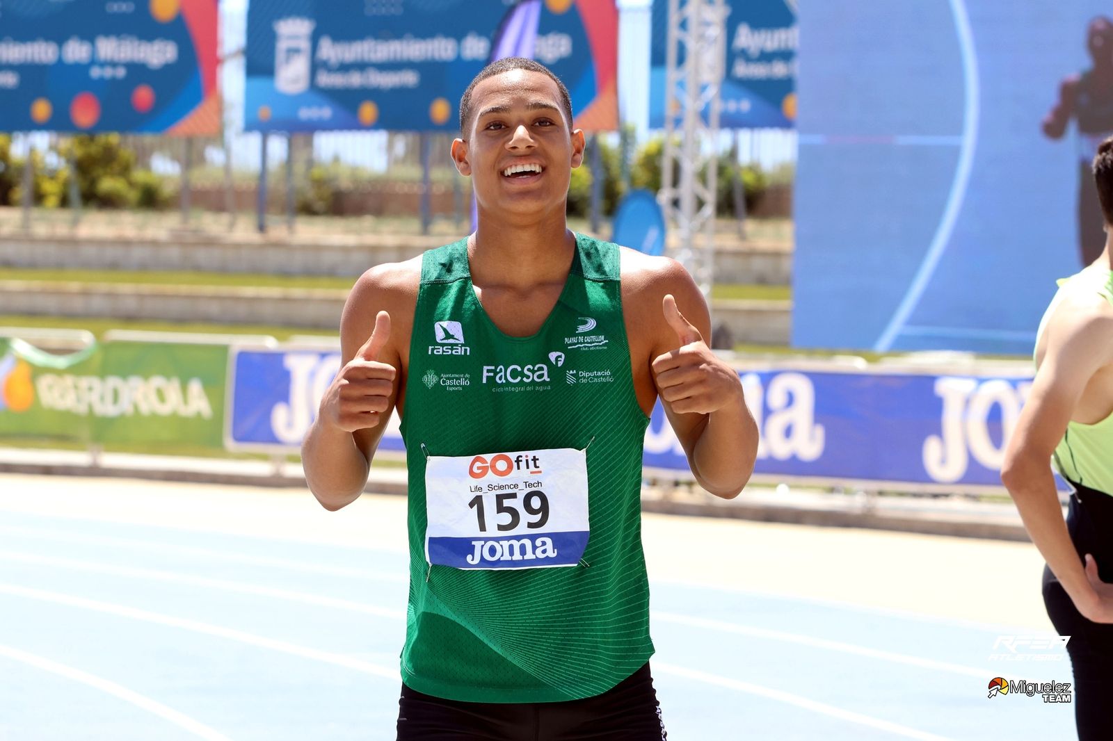 Alejandro Nuñez y el 4x100 del Nerja, campeones de España sub 18 en Málaga