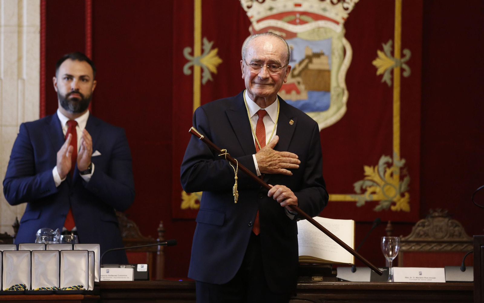 Francisco de la Torre, agradecido, tras recibir la vara de mando como alcalde de Málaga.