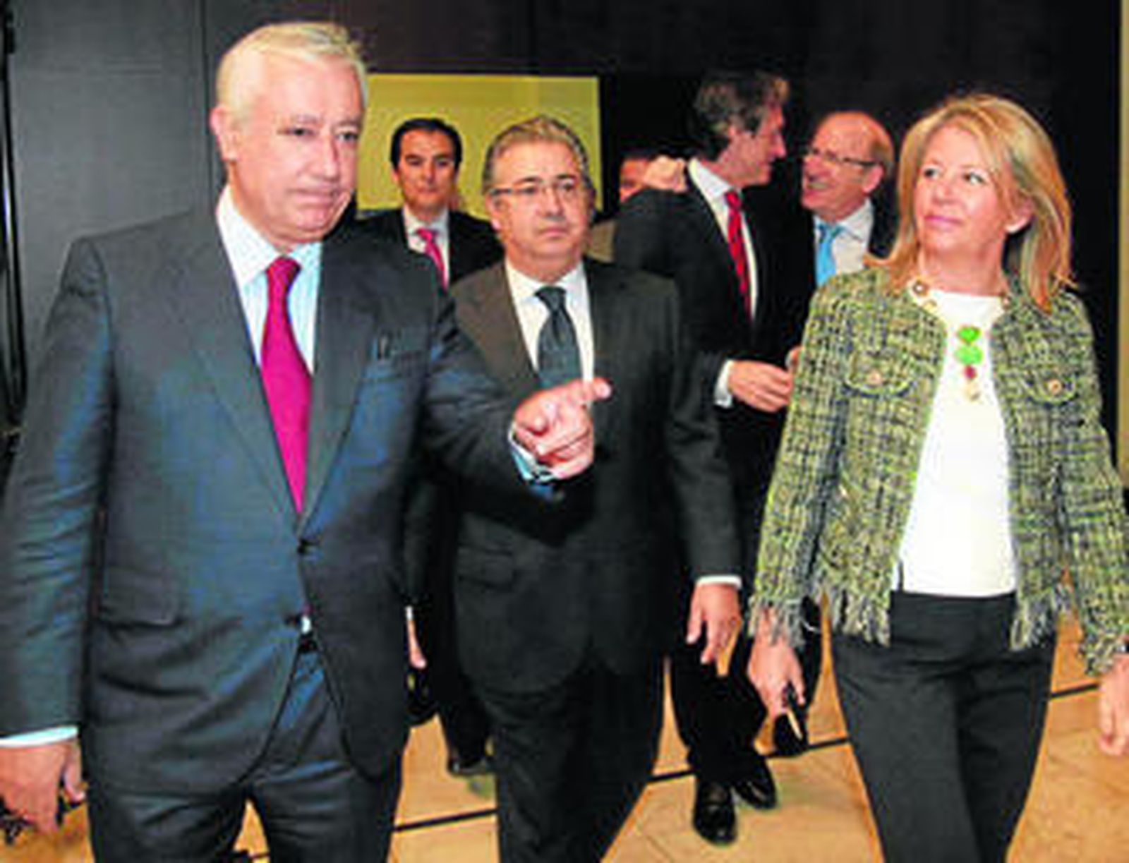 Javier Arenas, ayer junto a Juan Ignacio Zoido y Ángeles Muñoz.