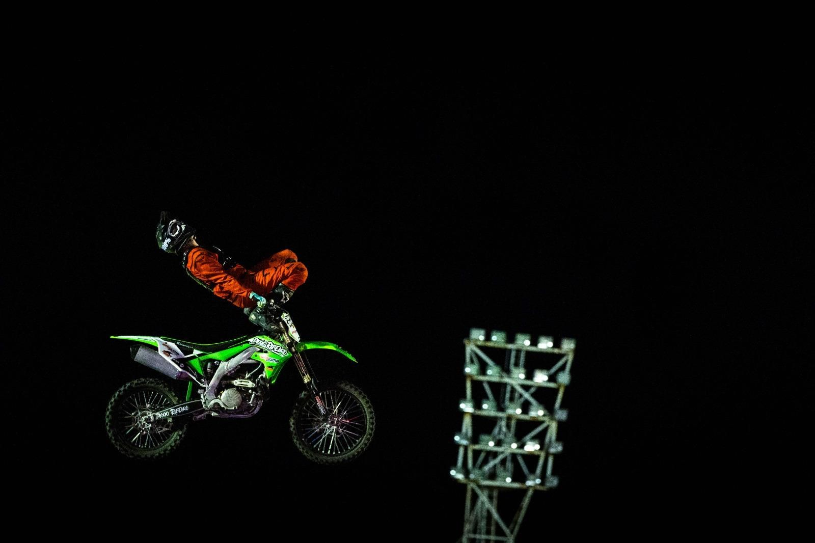 Las espectaculares imágenes que dejan las acrobacias en moto del Freestyle FMX celebrado en San Fernando