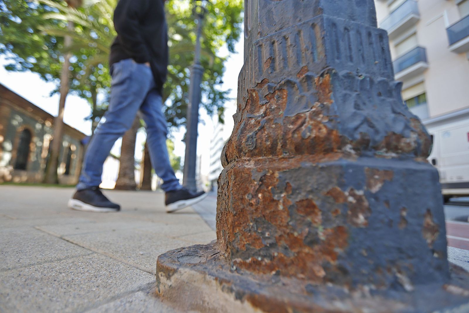 Farolas de las Antiguas oficinas de la línea Huelva-Zafra, hoy delegación de Turismo de la Junta