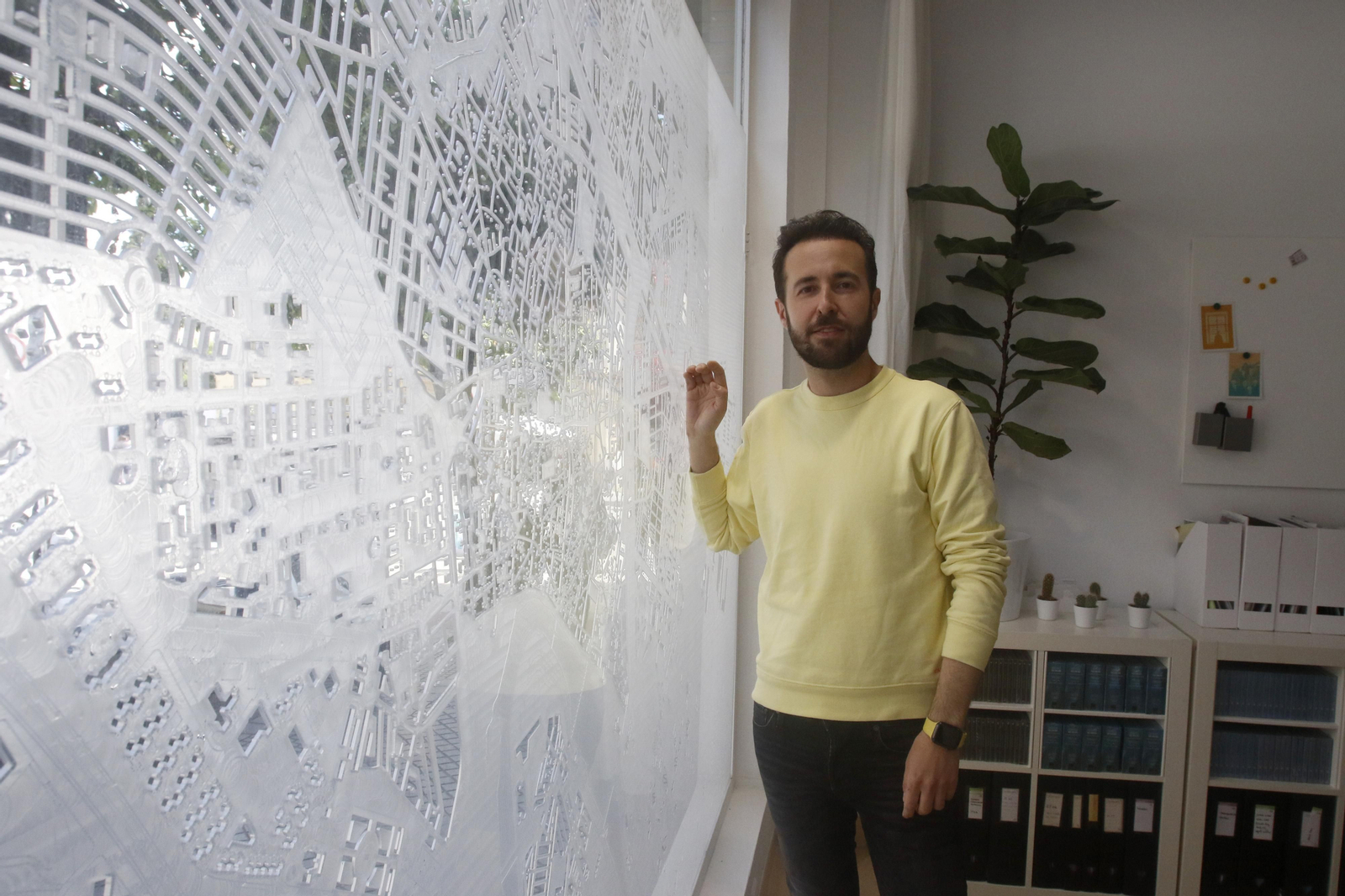 Carlos Anaya posa junto a un mural de la ciudad en la sede de la Fundación Arquitectura Contemporánea.