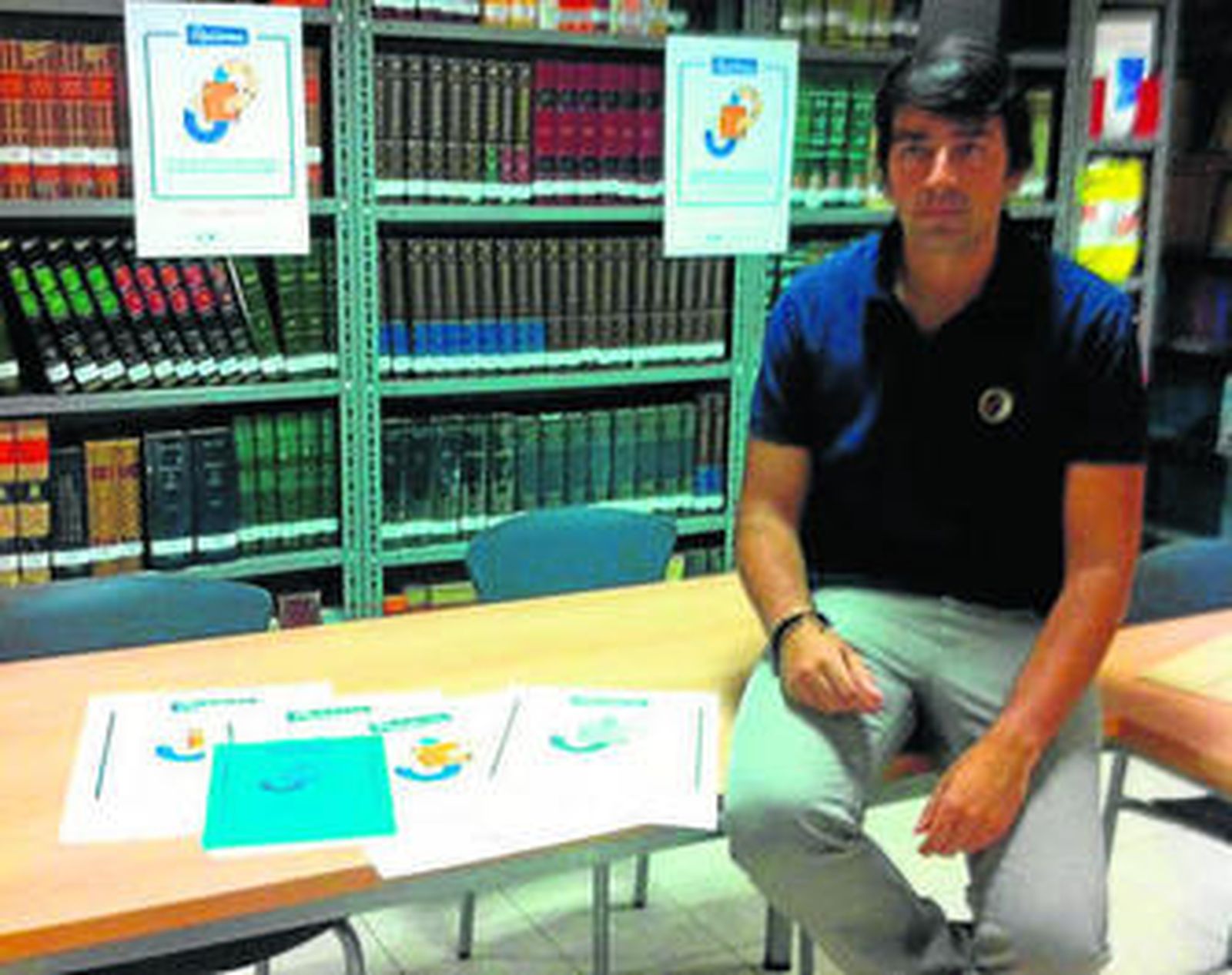 Martín Garrido, delante del logitopo de la web 'Relibrea.com'.