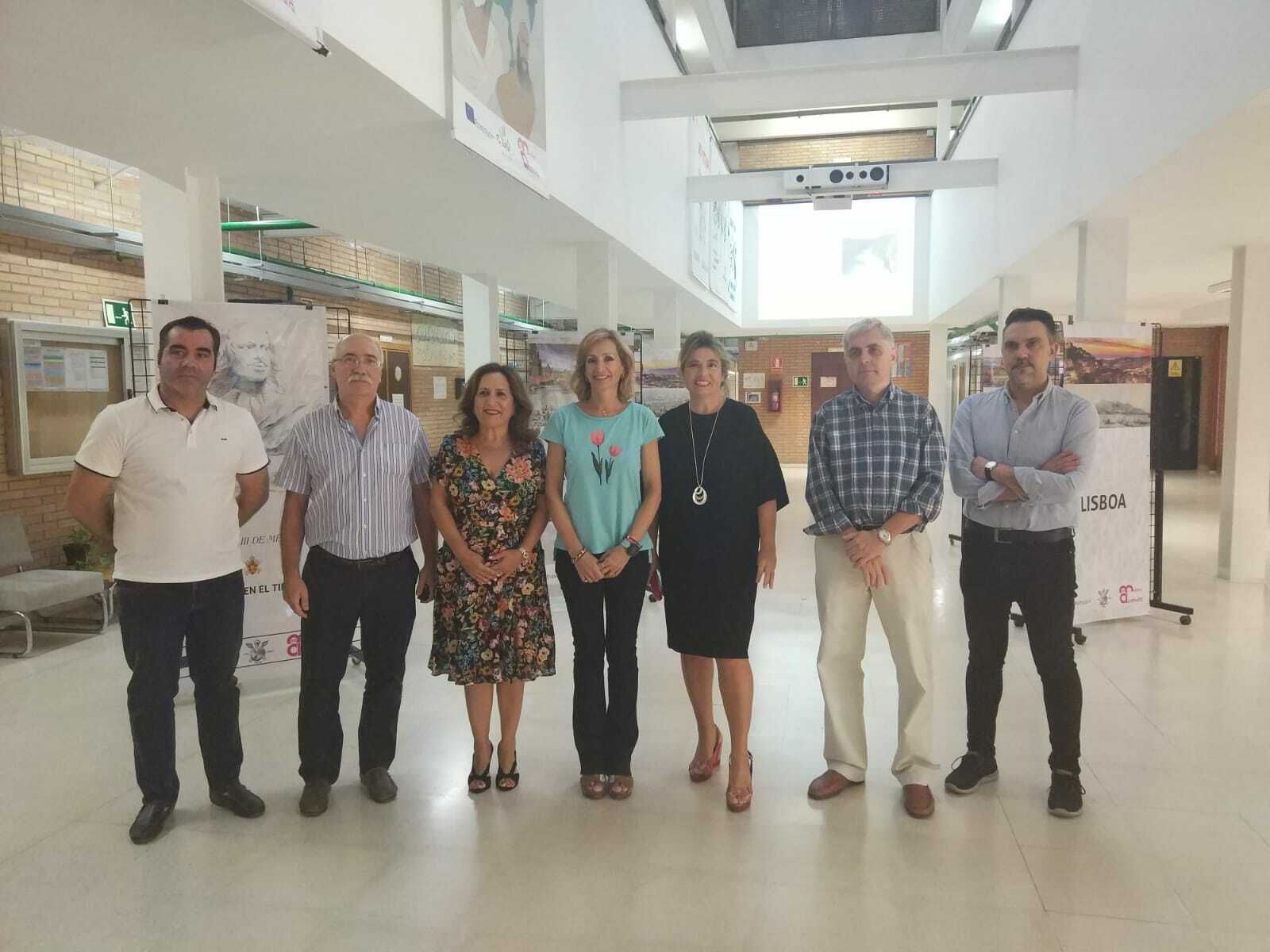 Morales y Troncoso, en el centro, con miembros de la comunidad educativa del Medina Azahara.