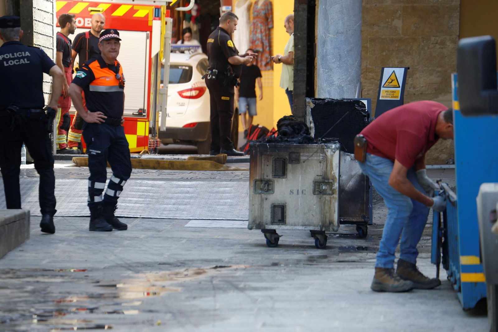 El día después del incendio en la Mezquita-Catedral de Córdoba, en imágenes