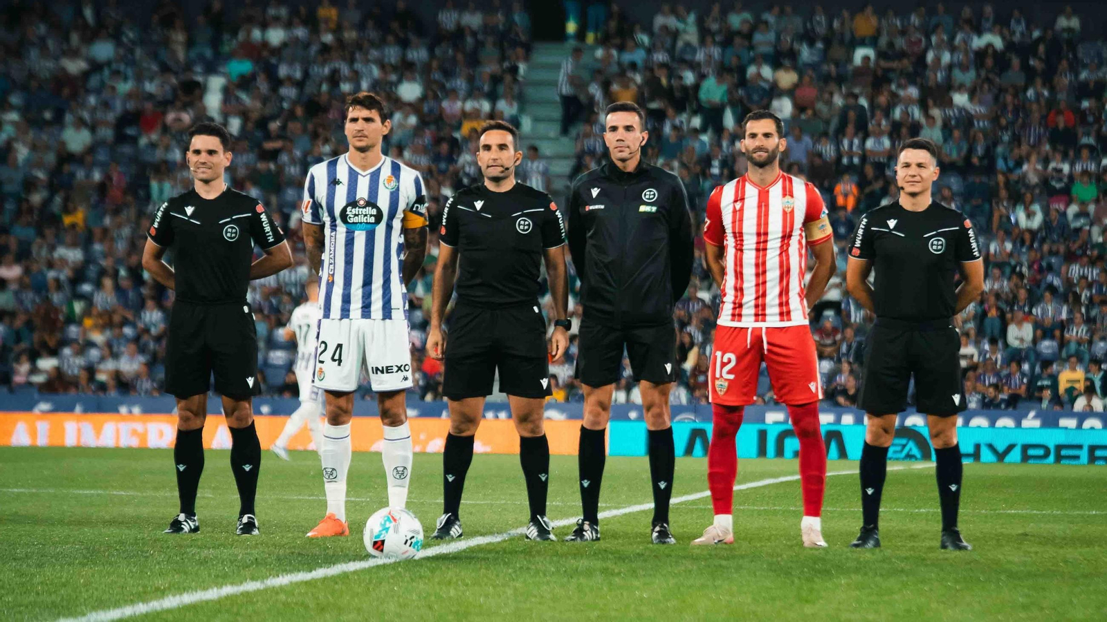 Baptistao, que lució el brazalete en Pucela, posa con la terna arbitral